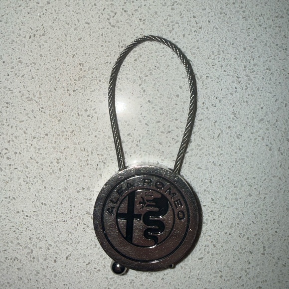 Alfa Romeo Metal Key Ring Key Holder Official Genuine Alfa Romeo Product - Picture 2 of 6